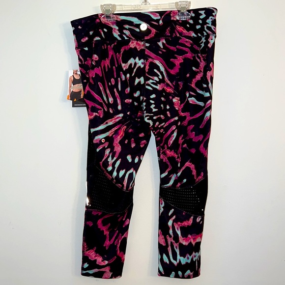 NWT Performance Capri - Picture 4 of 8